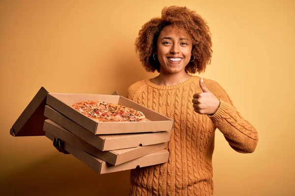 Mladá Afroamerická Afro Žena Kudrnatými Vlasy Drží Krabice Italskou Pizzu — Stock fotografie