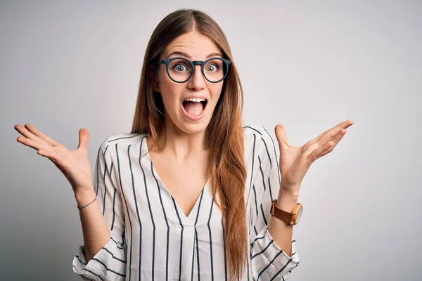 Giovane Bella Rossa Che Indossa Shirt Righe Casual Occhiali Celebrando — Foto Stock