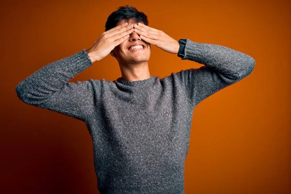 Jonge Knappe Man Met Een Casual Trui Geïsoleerde Oranje Achtergrond — Stockfoto