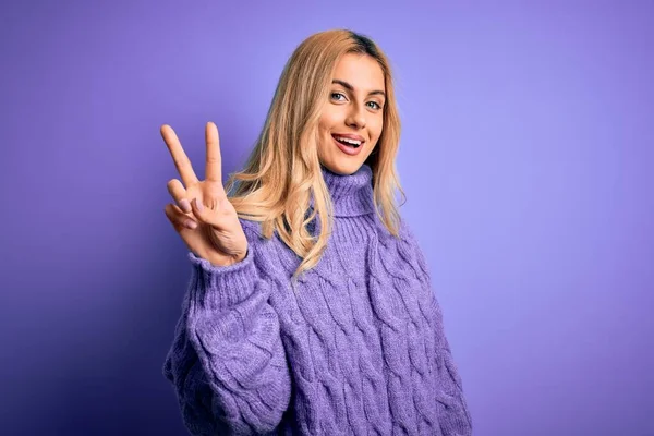 Young Beautiful Jolie Blonde Salope Wearing Casual Turtleneck Sweater Purple — Photo