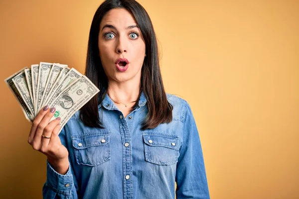 Giovane Donna Bruna Con Gli Occhi Azzurri Possesso Banconote Dollaro — Foto Stock