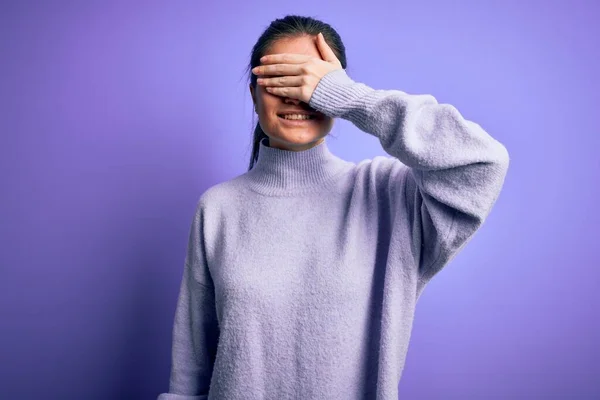 Mladá Krásná Žena Modrýma Očima Sobě Ležérní Rolák Svetr Přes — Stock fotografie