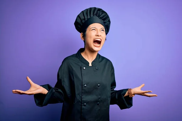 Jeune Belle Chef Chinoise Femme Portant Uniforme Cuisinière Chapeau Sur — Photo