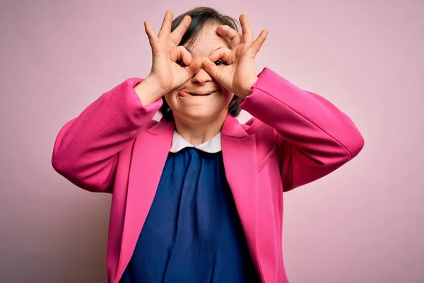 Jonge Syndrome Zakenvrouw Roze Achtergrond Doet Gebaar Als Verrekijker Steken — Stockfoto