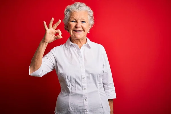 Senior Bella Donna Che Indossa Camicia Elegante Piedi Sfondo Rosso — Foto Stock