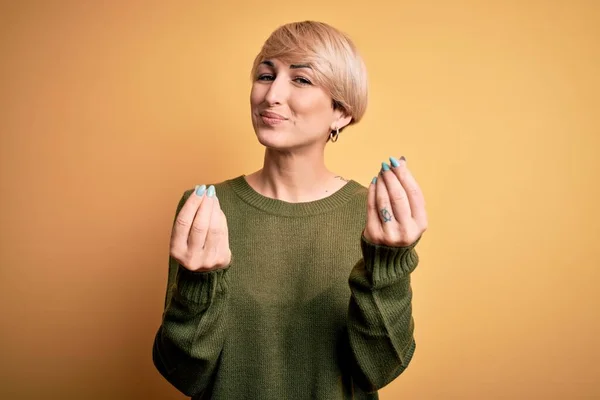 Sarışın Modern Kısa Saçlı Sarı Arka Planda Rahat Süveter Giyen — Stok fotoğraf