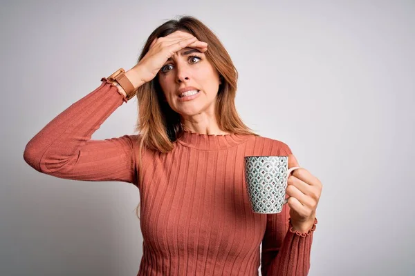 Jovem Bela Morena Mulher Beber Xícara Café Sobre Fundo Branco — Fotografia de Stock