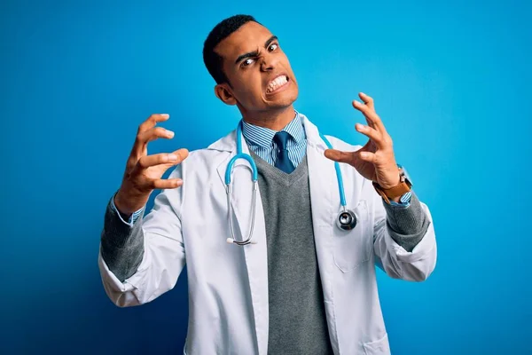 Przystojny Afrykański Lekarz Płaszczu Stetoskopie Niebieskim Tle Krzyczący Sfrustrowani Wściekłością — Zdjęcie stockowe