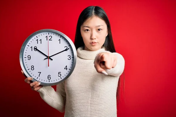 Junge Asiatin Mit Countdown Uhr Über Rotem Isoliertem Hintergrund Der — Stockfoto