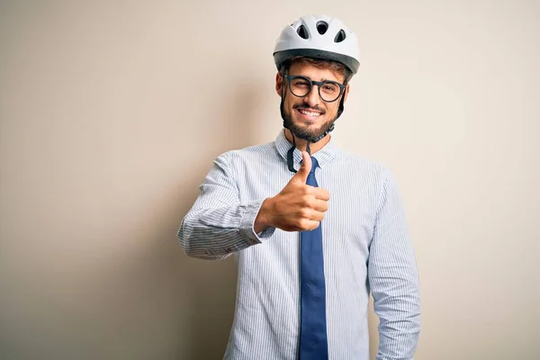 자전거 헬멧을 사업가가 격리되어 위에서 손으로 손동작을 카메라를 성공을 — 스톡 사진