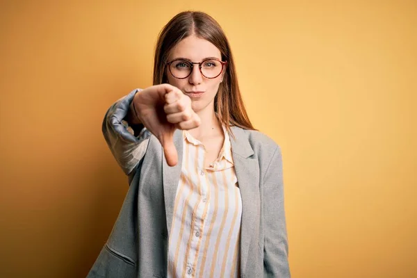 Junge Schöne Rothaarige Frau Trägt Jacke Und Brille Über Isoliertem — Stockfoto