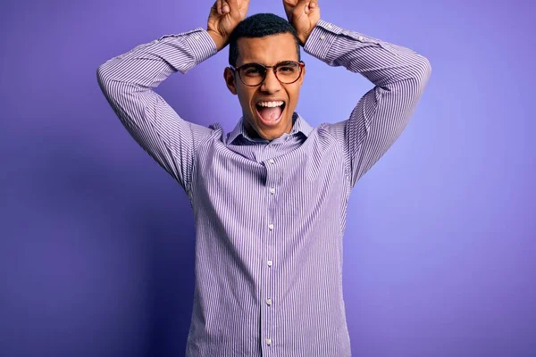 Snygg Afrikansk Amerikan Man Bär Randig Skjorta Och Glasögon Över — Stockfoto