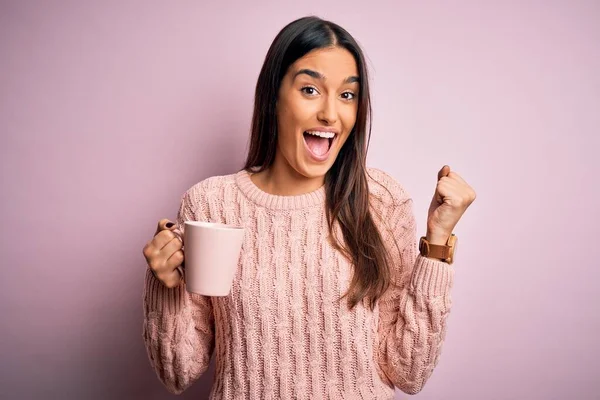 Jovencita Morenita Guapa Tomando Una Taza Café Sobre Fondo Rosa — Foto de Stock