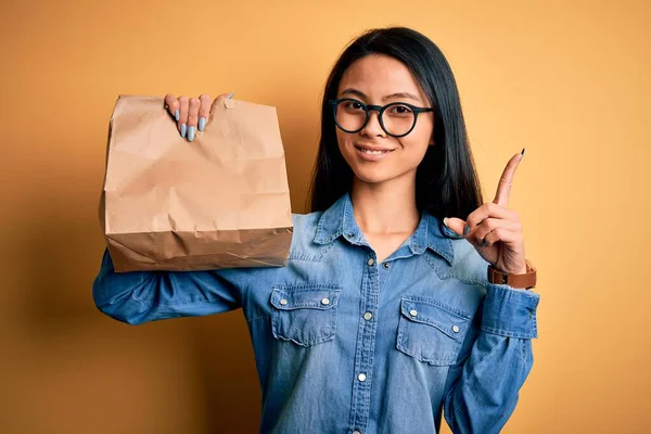 Jeune Chinoise Tenant Sac Livraison Sur Fond Jaune Isolé Surprise — Photo