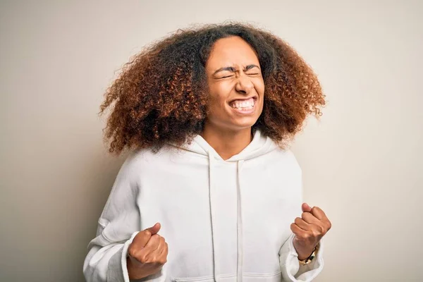 Young African American Sportswoman Afro Hair Wearing Sporty Sweatshirt Excited — Stock Photo, Image