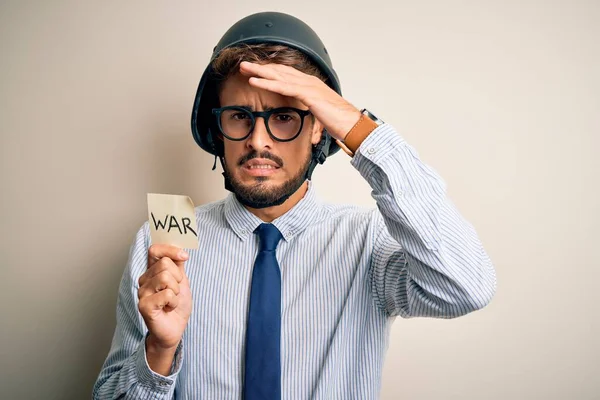Νεαρός Επιχειρηματίας Γενειάδα Φορώντας Κράνος Κρατώντας Χαρτί Πολεμικό Μήνυμα Τόνισε — Φωτογραφία Αρχείου