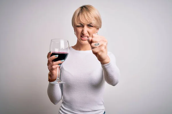 Jonge Blonde Vrouw Met Kort Haar Drinken Van Een Glas — Stockfoto