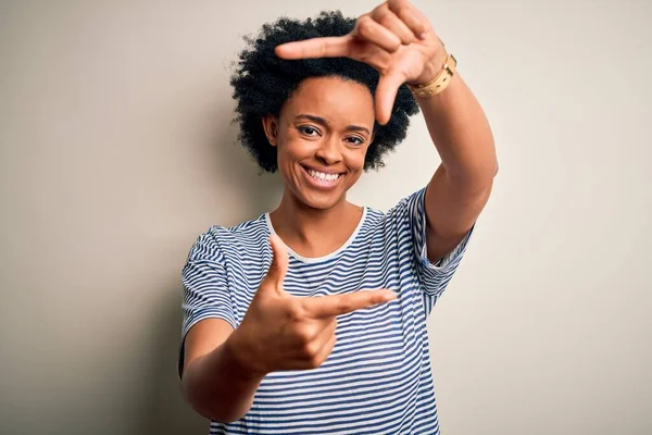Jonge Mooie Afro Amerikaanse Afro Vrouw Met Krullend Haar Gestreept — Stockfoto