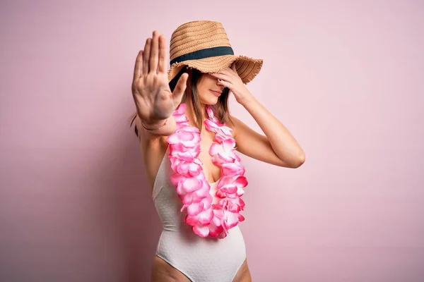 Junge Schöne Brünette Frau Urlaub Badeanzug Und Hawaiiblumen Die Augen — Stockfoto