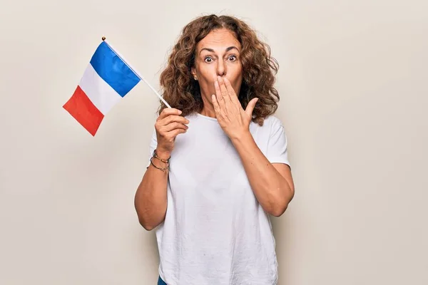 中世の美しい愛国的な女性は 手で口を覆い ショックを受け 間違いを恐れて 孤立した白い背景の上にフランスの旗を掲げている 驚きの表情 — ストック写真