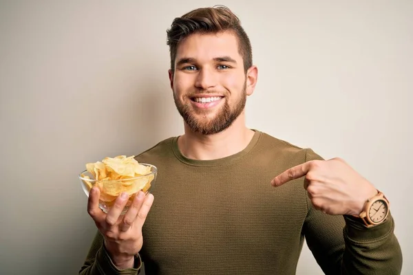 Jonge Blonde Man Met Baard Blauwe Ogen Met Schaal Met — Stockfoto