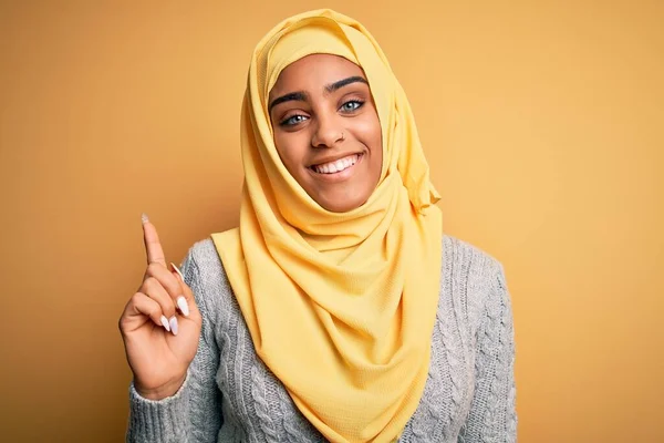 Jovencita Africaica Americana Con Hijab Musulmán Sobre Fondo Amarillo Aislado — Foto de Stock