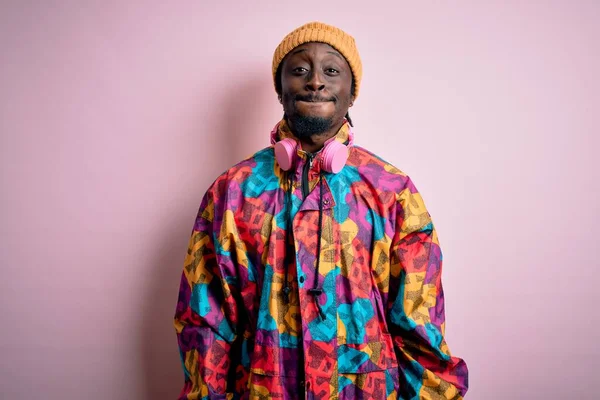 Молодой Красивый Африканский Мужчина Цветном Пальто Кепке Розовом Фоне Пыхтящий — стоковое фото