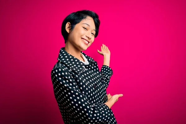 Jong Mooi Aziatisch Meisje Dragen Casual Jas Staande Geïsoleerde Roze — Stockfoto