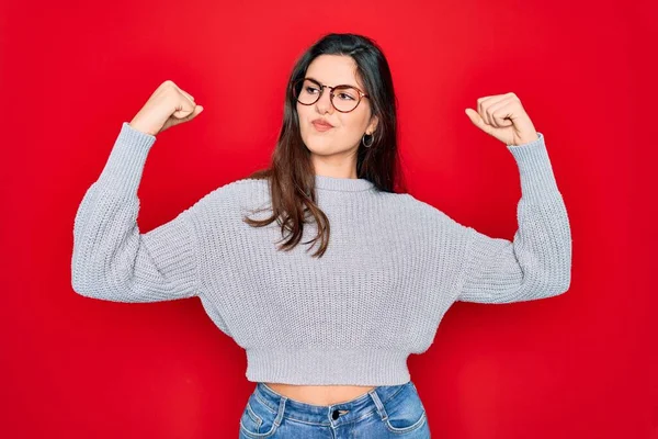 Mladá Krásná Brunetka Žena Sobě Ležérní Svetr Přes Červené Pozadí — Stock fotografie