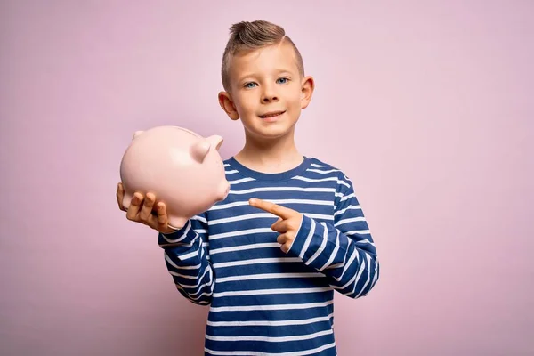 Νεαρό Μικρό Καυκάσιο Παιδί Τραπεζικό Χρήμα Κουμπαρά Εξοικονόμηση Πλούτου Πάνω — Φωτογραφία Αρχείου