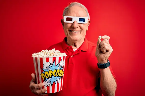 Grauhaariger Älterer Mann Mit Filmbrille Und Popcorn Vor Rotem Hintergrund — Stockfoto