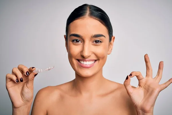 Jovem Bela Morena Mulher Segurando Dental Aligner Ortodôntico Para Correção — Fotografia de Stock