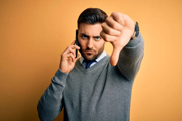 Junger Gutaussehender Mann Unterhält Sich Auf Dem Smartphone Über Gelbem — Stockfoto