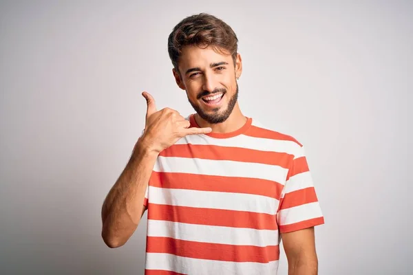 Jovem Bonito Homem Com Barba Vestindo Listrado Shirt Sobre Fundo — Fotografia de Stock