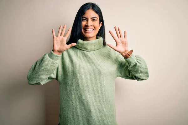 Ung Vacker Latinamerikansk Kvinna Bär Grön Vinter Tröja Över Isolerad — Stockfoto