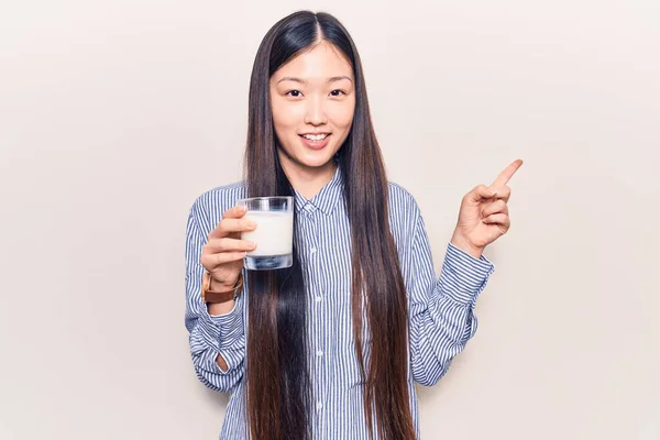 Νεαρή Όμορφη Κινέζα Γυναίκα Πίνει Ένα Ποτήρι Γάλα Χαμογελώντας Χαρούμενη — Φωτογραφία Αρχείου