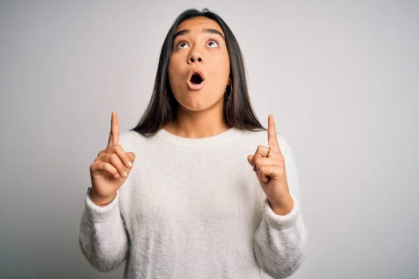 Jonge Mooie Aziatische Vrouw Dragen Casual Trui Staan Witte Achtergrond — Stockfoto