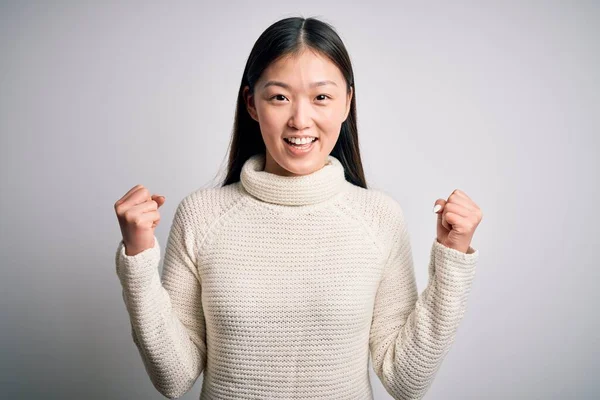 캐주얼 스웨터 아름다운 아시아 여인은 성공을 축하하며 놀라고 놀랐다 — 스톡 사진