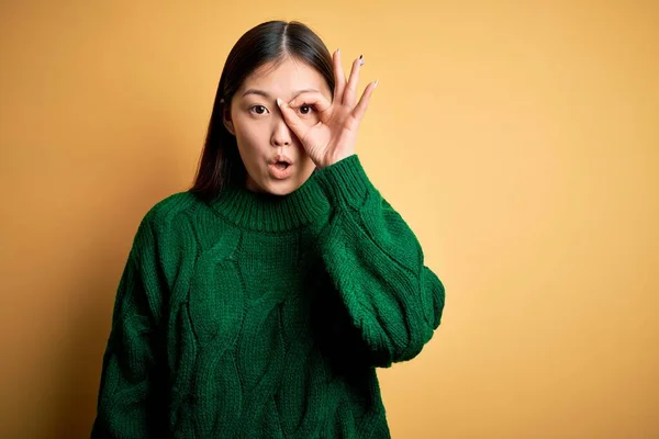 Jonge Mooie Aziatische Vrouw Dragen Groene Winter Trui Geel Geïsoleerde — Stockfoto