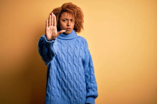 Giovane Bella Afro Donna Afro Americana Con Capelli Ricci Indossa — Foto Stock