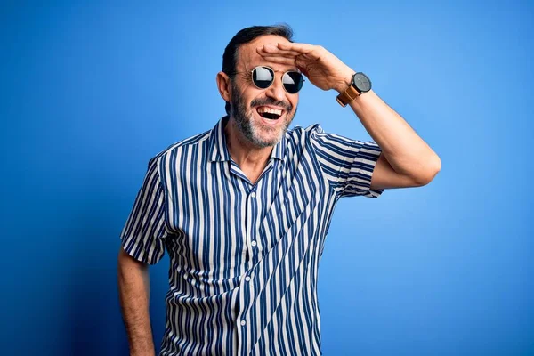 Medelålders Hoary Man Bär Randig Skjorta Och Solglasögon Över Isolerad — Stockfoto