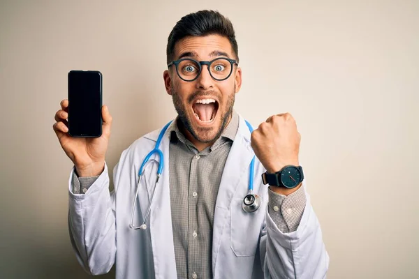 Joven Médico Que Lleva Stethoscope Mostrando Pantalla Teléfono Inteligente Sobre — Foto de Stock