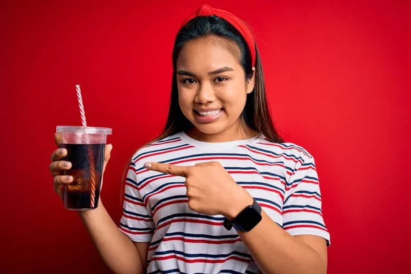 Joven Asiático Chica Bebiendo Cola Fizzy Refresco Usando Paja Sobre —  Fotos de Stock