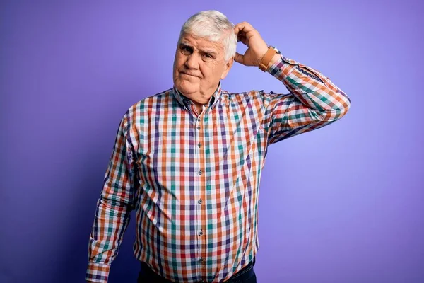 Starší Pohledný Chraptivý Muž Nenucené Barevné Košili Přes Izolované Fialové — Stock fotografie