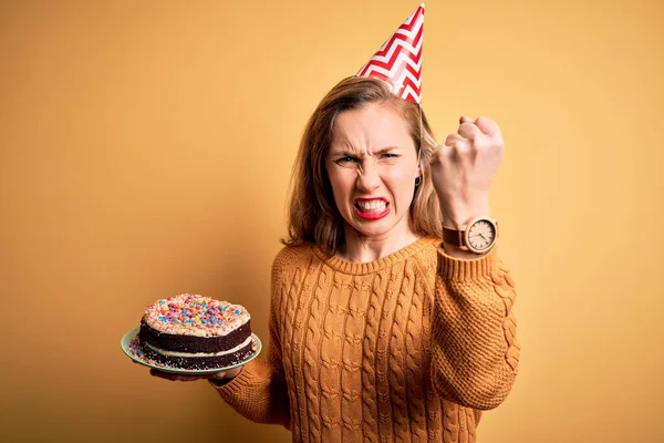 Jovencita Rubia Guapa Que Lleva Tarta Cumpleaños Sobre Fondo Amarillo — Foto de Stock