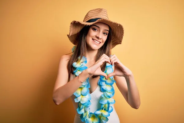 Junge Schöne Brünette Frau Urlaub Badeanzug Und Hawaiiblumen Die Verliebt — Stockfoto