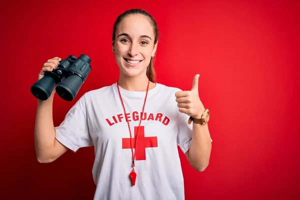 Joven Mujer Guapa Salvavidas Vestida Camiseta Con Cruz Roja Silbato —  Fotos de Stock