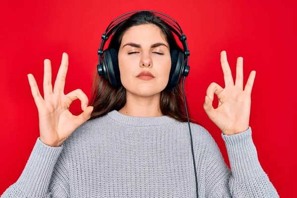 Joven Chica Hermosa Con Auriculares Modernos Escuchando Música Sobre Fondo —  Fotos de Stock