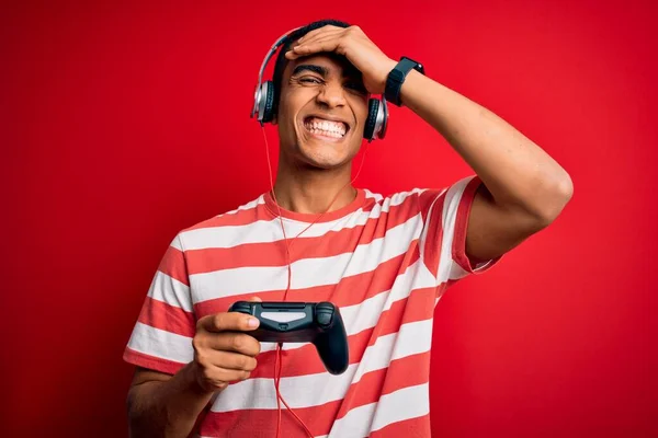 Handsome Africano Homem Gamer Americano Jogando Videogame Usando Jostick Fones — Fotografia de Stock