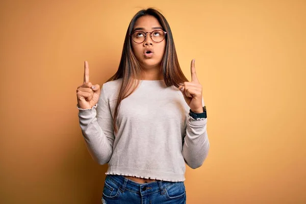 Joven Hermosa Chica Asiática Con Suéter Casual Gafas Sobre Fondo —  Fotos de Stock